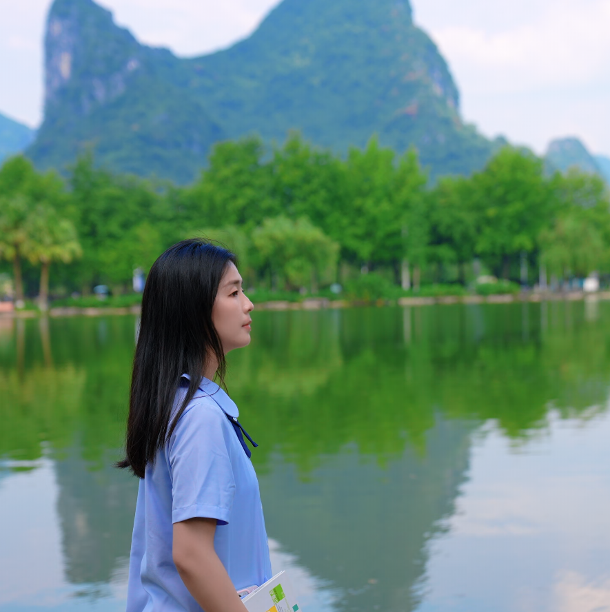 湖边波光粼粼质感图