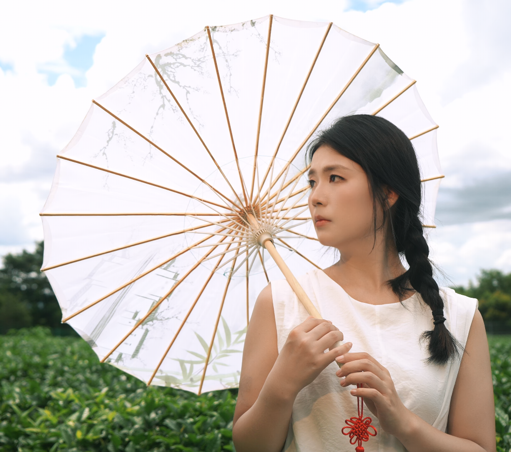 模特手撑油纸伞