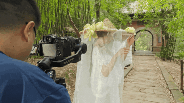 反向环绕撩纱特写运镜效果 飞宇蝎子Mini 3 Pro环绕运镜示范 - 小幅度圆弧慢速环绕拍摄面部特写