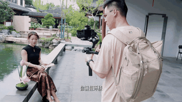 飞宇蝎子3侧向环绕运镜 飞宇蝎子3相机稳定器环绕拍摄新中式模特摇扇动作