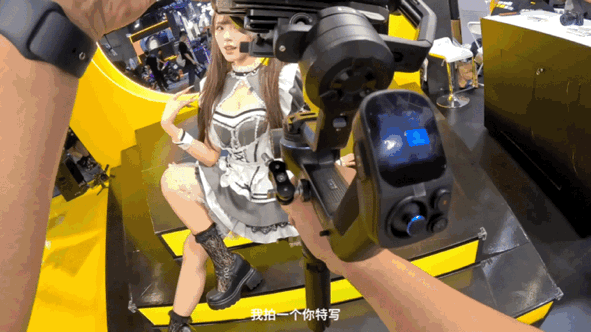 飞宇蝎子3稳定器高精度微调拍摄展会人像细节特写