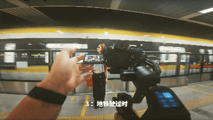 模特站台静止与背景列车驶过动静对比运镜