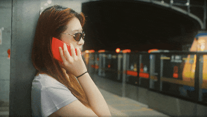模特倚靠地铁站柱子看手机的都市氛围感短片